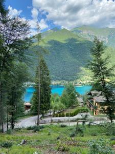 vista para um lago nas montanhas em Le Terrazze sul Lago - Ledro House em Pieve di Ledro