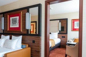 Cama ou camas em um quarto em Nash Suites Airport Hotel