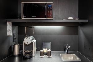 A cozinha ou cozinha compacta de Nash Suites Airport Hotel