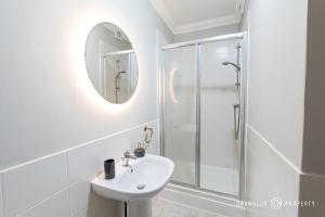 Kúpeľňa v ubytovaní Elegant 2bed Apt- Bmouth Beach Front with Parking - Ocean Spray Suite