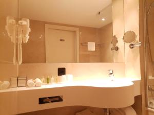 Um banheiro em Nash Suites Airport Hotel