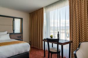 Cama ou camas em um quarto em Nash Suites Airport Hotel