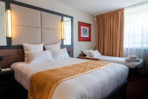 Cama ou camas em um quarto em Nash Suites Airport Hotel