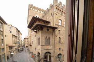un gran edificio de piedra con una torre de reloj en una calle en B&B Repubblica, en Florencia