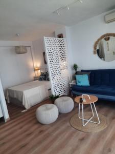 Postel nebo postele na pokoji v ubytování Fuengirola apartment Carvajal front line primera linea