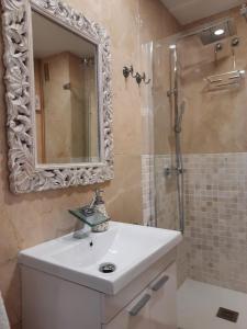 Koupelna v ubytování Fuengirola apartment Carvajal front line primera linea