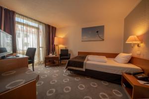 TV a/nebo společenská místnost v ubytování Romantik Hotel Walhalla