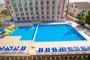 Bazén v ubytování Hotel NATALI nebo v jeho okolí