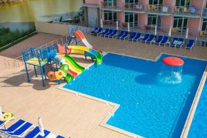 Bazén v ubytování Hotel NATALI nebo v jeho okolí
