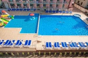 Bazén v ubytování Hotel NATALI nebo v jeho okolí