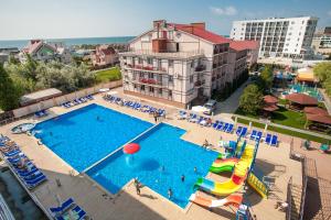 Bazén v ubytování Hotel NATALI nebo v jeho okolí