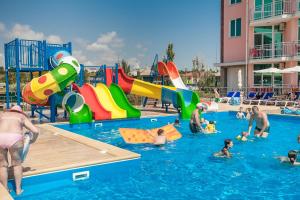 Bazén v ubytování Hotel NATALI nebo v jeho okolí