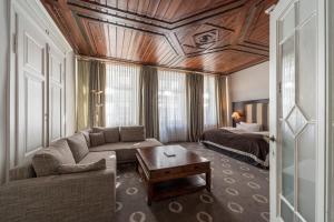 Posezení v ubytování Romantik Hotel Walhalla + 37 fotografií