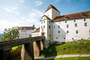 um castelo sobre uma ponte sobre um rio em HI Hostel Jugendherberge Passau em Passau