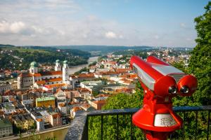 una vista de la ciudad desde un objeto rojo en HI Hostel Jugendherberge Passau, en Passau