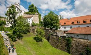 un grupo de personas caminando junto a una pared en HI Hostel Jugendherberge Passau, en Passau