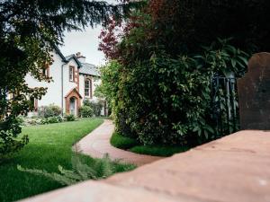 dom z płotem i chodnikiem w obiekcie Fern Bank w mieście Penrith