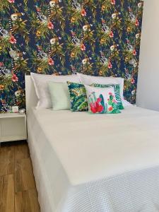 um quarto com uma cama com papel de parede floral em Madagascar Apartman Keszthely em Keszthely