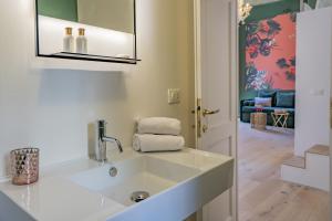a bathroom with a sink and a mirror at Corte Rubbi 3 Deluxe Studio-Apartment in Venice