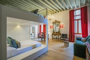 a bedroom with a bed and a living room at Corte Rubbi 3 Deluxe Studio-Apartment in Venice