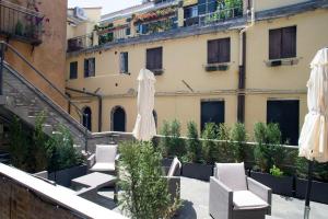 zewnętrzne patio z krzesłami i parasolami w budynku w obiekcie Locanda Casa Martini w Wenecji