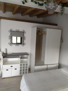 a bedroom with a white bed and a mirror at Apartamento los limoneros in Estepona