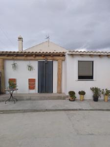 a white house with a table in front of it at Apartamento los limoneros in Estepona
