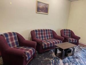 - un salon avec deux chaises et une table basse dans l'établissement Motel Tranzyt Plus, à Girka Polonka