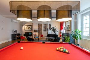 Biliár nebo kulečník v ubytování Hôtel Le Griffon d'Or