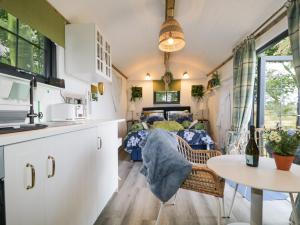 eine Küche und ein Wohnzimmer in einem winzigen Haus in der Unterkunft High Rigg Shepherd's Sunset in Carlisle