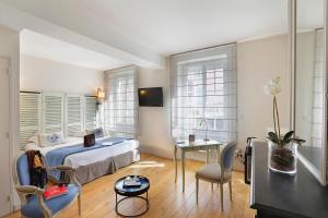 Postel nebo postele na pokoji v ubytování Hôtel Le Griffon d'Or