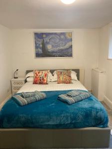 um quarto com uma cama grande com almofadas em Garden Flat in the Heart of Southsea em Portsmouth