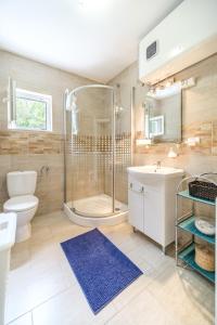 Kúpeľňa v ubytovaní Elena Apartments + 37 fotografií