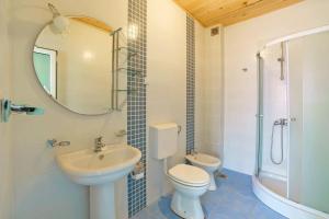 Koupelna v ubytování Yoga & Apartment Zlata Oliva + 37 fotografií