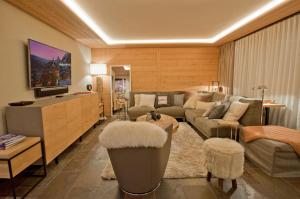 een woonkamer met een bank en een tafel bij Twin Peak apartment at Nevada prime in Zermatt