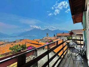 d'un balcon avec une table et une vue sur la ville. dans l'établissement Casa Brenzio Rustico, à Consiglio di Rumo