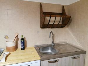 A kitchen or kitchenette at Villa mare blu al Ciolo