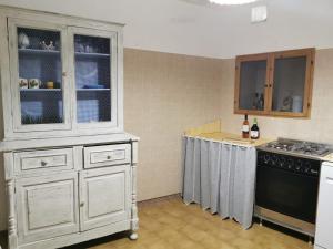 A kitchen or kitchenette at Villa mare blu al Ciolo