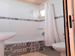 ห้องน้ำของ Room in Apartment - Beautiful and Spacious Room near Cretan Sea