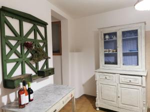 A kitchen or kitchenette at Villa mare blu al Ciolo