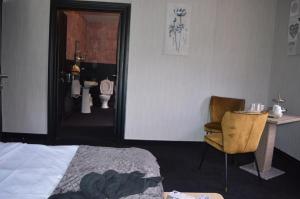 Postel nebo postele na pokoji v ubytování Luxury Spa Hotel - Francofolies