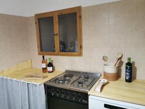 A kitchen or kitchenette at Villa mare blu al Ciolo