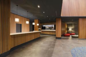 a lobby with a waiting area with red chairs at Ocak Hotel in Berlin