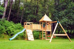 Ο χώρος παιχνιδιού για παιδιά στο Cosy Rowan woodland lodge no3