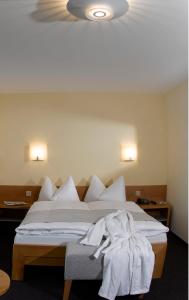 
Ein Bett oder Betten in einem Zimmer der Unterkunft Solbad Hotel Sigriswil
