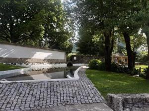 Κήπος έξω από το Impeccable 2-Bed House in Viana do Castelo
