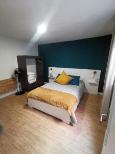 1 dormitorio con cama y pared azul en Casa La Cañada, en La Orotava