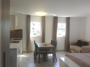 Postel nebo postele na pokoji v ubytování Effie Perine Apartments