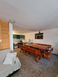 Una cocina con una mesa de madera en una habitación. en Casa Bella, en Dognecea