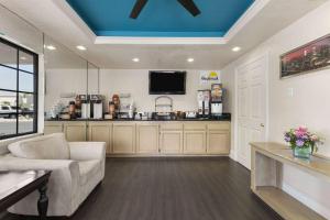 Nhà bếp/bếp nhỏ tại Days Inn by Wyndham Downey